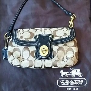 Coach wristlet on great condition